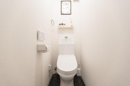 a bathroom with a white toilet in a room at b&岸里店 in Osaka