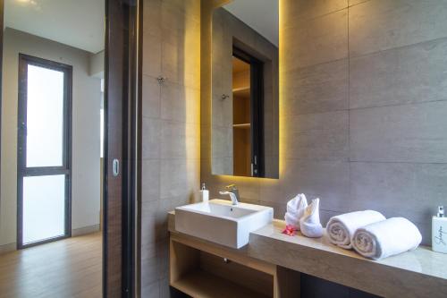 un baño con lavabo y espejo en Villa Darmadi, en Tanah Lot