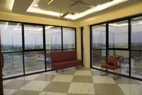 Χώρος καθιστικού στο Hotel Comfort Inn Shikrapur