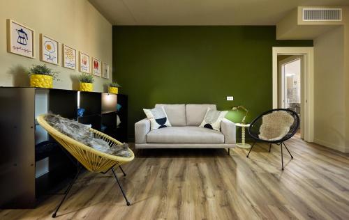 a living room with a couch and a green wall at The School Venice, boutique Loft in Venice