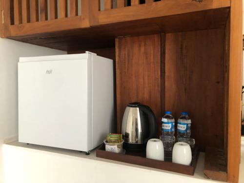 キャンディにあるEasy Stayのコーヒーメーカーと牛乳瓶が置かれた棚