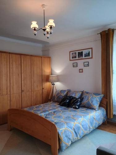 une chambre avec un lit avec une couette bleue dans l'établissement Vintage EM, à Krosno