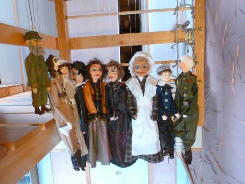 a group of dolls sitting on a shelf at Guesthouse Kolibriehuys in Nieuwkerke