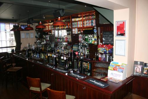 un bar con un montón de botellas de alcohol en The Vaults, en Shrewsbury