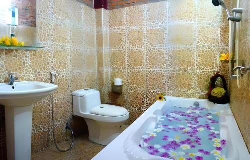 Koupelna v ubytování Non Nuoc Resort