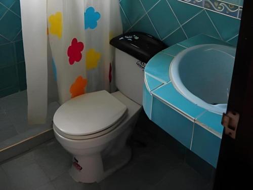 un bagno con un water bianco e un lavandino di Samui Natien Village a Natien Beach