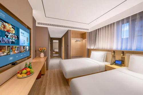 A bed or beds in a room at Orange Hotel Beijing Tiananmen Dashilan