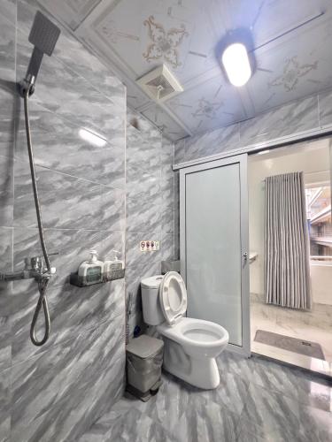 Un baño de Cat Ba Santorini Homestay