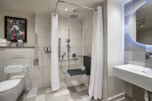 Bilik mandi di Hampton By Hilton Batumi Center