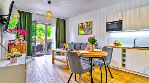 Cucina o angolo cottura di Apartament z prywatnym jacuzzi przy deptaku by Royal Aparts Holiday Mountain Residence