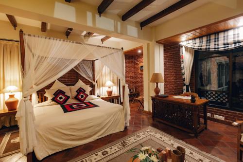 una camera da letto con un letto a baldacchino di The Dwarika's Hotel a Kathmandu