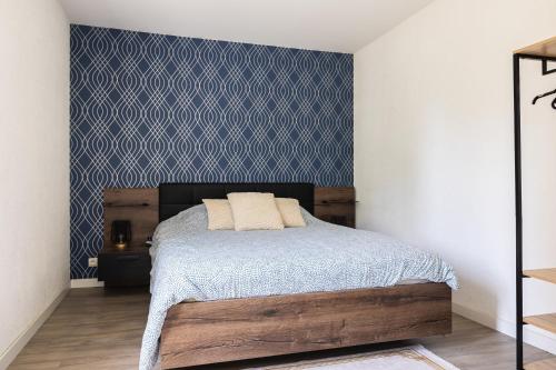 - une chambre avec un lit aux motifs bleus dans l'établissement Chazi, à Toulouse