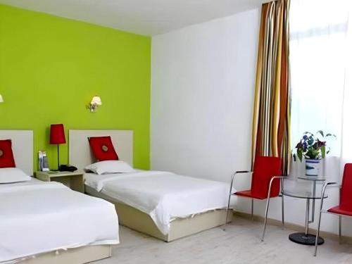 Ένα ή περισσότερα κρεβάτια σε δωμάτιο στο Super 8 Hotel Guangzhou Huanghuagang Branch