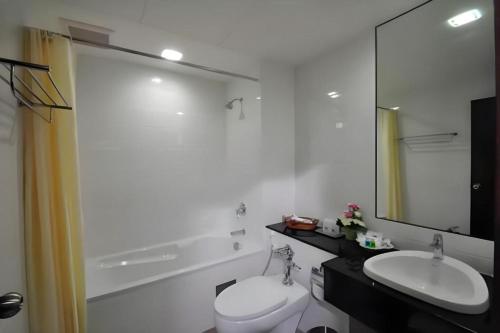 Koupelna v ubytování The Flora May Resort