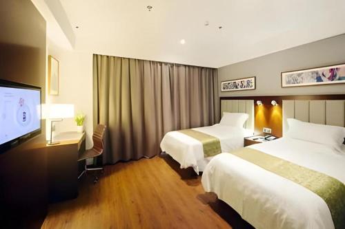 杭州Yitel Collection Hangzhou Binjiang Jiangnan Avenue Baolongcheng的一间有两张床和一台平板电视的酒店房间