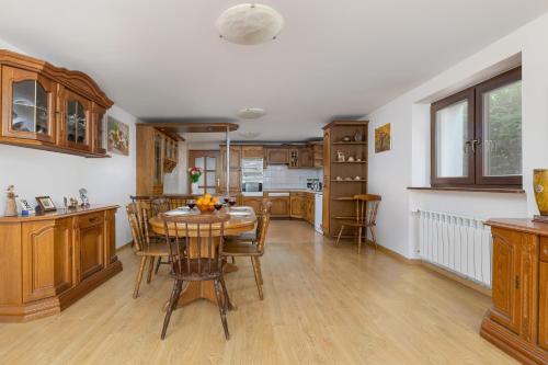 Кухня или мини-кухня в Przytulne Apartamenty w Klimatycznym Domu nad Białką w Otoczeniu Górskich Krajobrazów by Noclegi Renters
