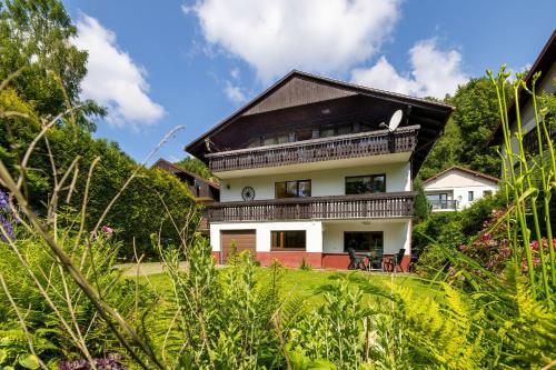 Przytulne Apartamenty w Klimatycznym Domu nad Białką w Otoczeniu Górskich Krajobrazów by Noclegi Renters