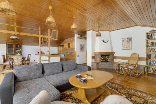 Гостиная зона в Przytulne Apartamenty w Klimatycznym Domu nad Białką w Otoczeniu Górskich Krajobrazów by Noclegi Renters