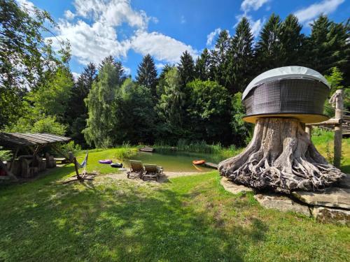 a tree stump with a bird house on top of it at Ferienwohnung Waldidyll in Elisabethszell