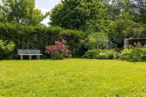 Сад в Przytulne Apartamenty w Klimatycznym Domu nad Białką w Otoczeniu Górskich Krajobrazów by Noclegi Renters