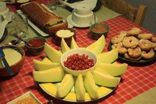 a plate of apples and berries on a table at El Cobijo de Vejer in Vejer de la Frontera