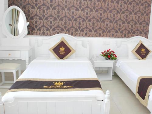 Postel nebo postele na pokoji v ubytování Tran Vinh Hotel