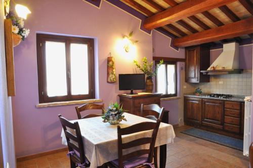 a kitchen and dining room with a table and chairs at Agriturismo Arcobaleno della Torretta in Giano dellʼUmbria
