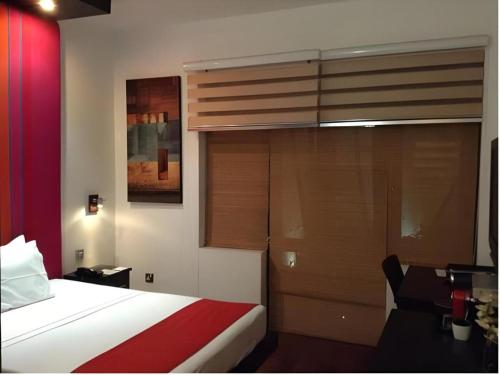 a bedroom with a bed and a desk in a room at D Villas in Colombo
