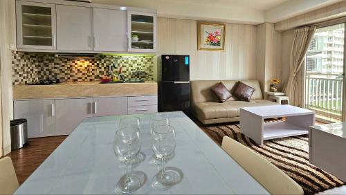 贝克西Trivium Terrace Apartment Lippo Cikarang EJIP -Min Stay 3 Nights-的客厅配有带酒杯的桌子