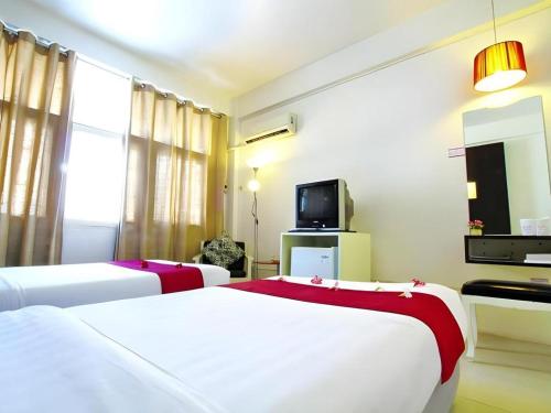 TV a/nebo společenská místnost v ubytování The Ratchathani Hotel