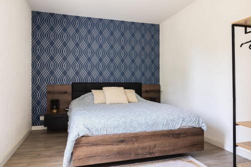 - une chambre avec un lit aux motifs bleus dans l'établissement chazi and cosy, à Toulouse