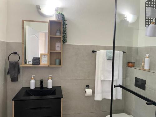 Een badkamer bij Nunu's Self Catering Apartment