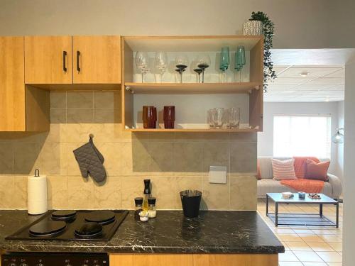 een keuken met een aanrecht in een kamer bij Nunu's Self Catering Apartment in Paarl