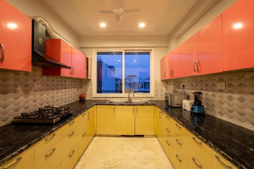 Köök või kööginurk majutusasutuses BedChambers Medicity Serviced Apartments in Gurgaon