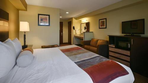 a hotel room with a large bed and a flat screen tv at Best Western Rama Inn in Ephrata