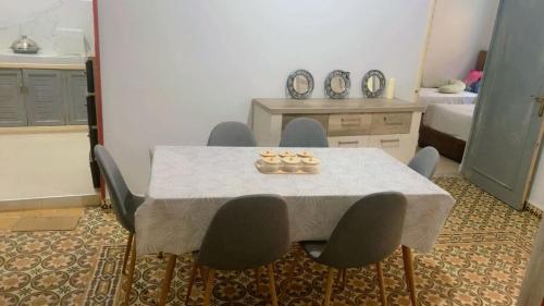 a dining room with a table with chairs and a bed at Chic furnished apartment, Center in Tangier