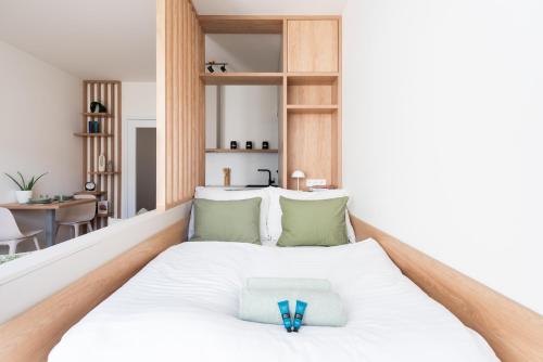 Postel nebo postele na pokoji v ubytování Olive Garden Apartment with Garage