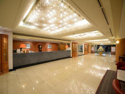 a large lobby with a bar in a hotel at Onyang Hot Spring Hotel in Asan