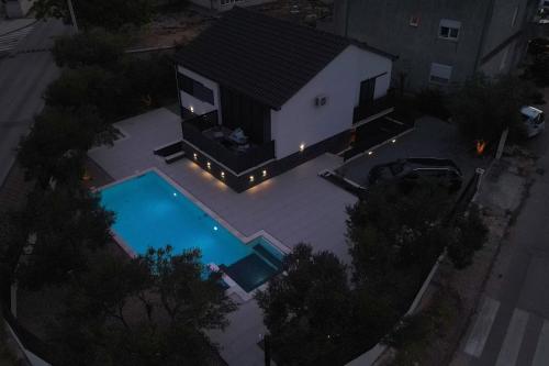 an overhead view of a house with a swimming pool at Kuća za odmor Laura in Biograd na Moru