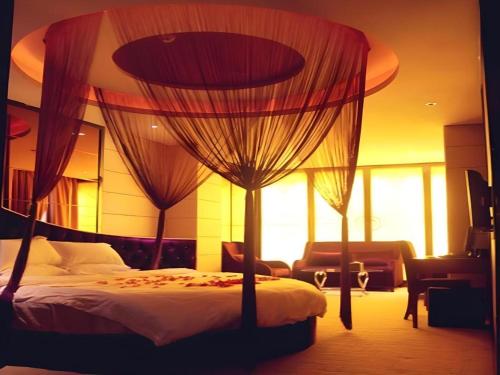 a bedroom with a canopy bed with curtains at Super 8 Hotel Quanzhou Xinchezhan Branch in Quanzhou