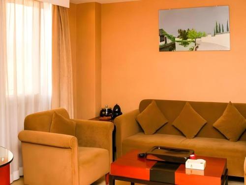 a living room with a couch and a chair at Super 8 Hotel Quanzhou Xinchezhan Branch in Quanzhou