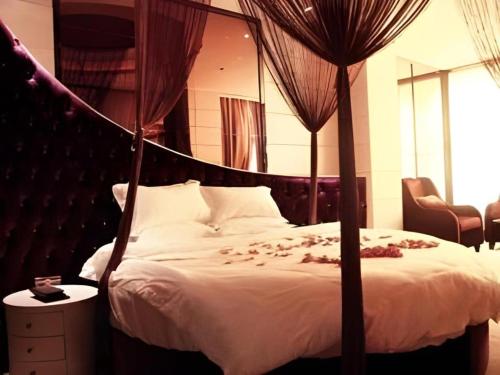 a bedroom with a bed with a large mirror at Super 8 Hotel Quanzhou Xinchezhan Branch in Quanzhou