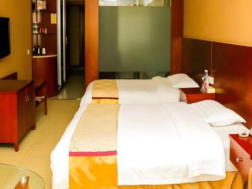 a large white bed in a hotel room at Super 8 Hotel Quanzhou Xinchezhan Branch in Quanzhou