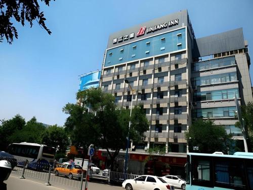 un edificio con un cartello sul lato di Jinjiang Inn Tai'an Taishan Railway Station a Tai'an