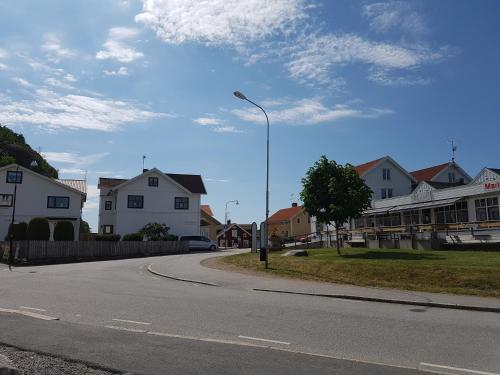 uma rua com casas e uma luz de rua numa estrada em Fjällbacka em Fjällbacka