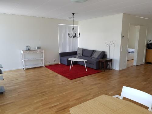 a living room with a couch and a table at Fjällbacka centralt in Fjällbacka