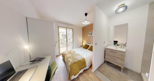 - une chambre avec un lit, un lavabo et un bureau dans l'établissement Les Tilleuls I, à Villeurbanne