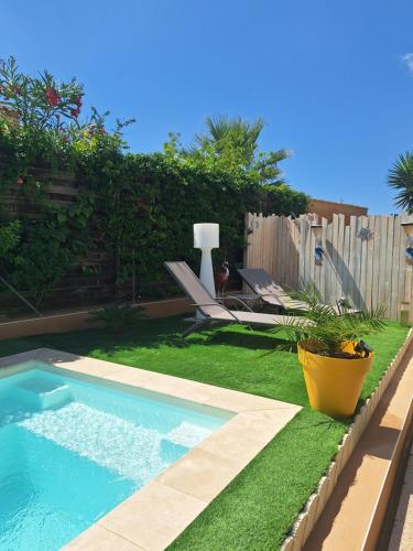 Bazén v ubytovaní Mimilou Mont St Loup piscine privée alebo v jeho blízkosti