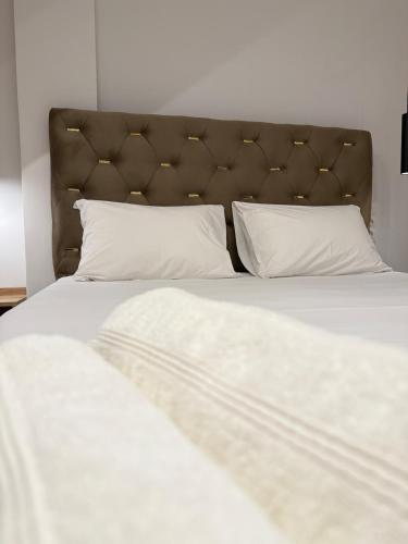 Кровать или кровати в номере Ethra Suite 8
