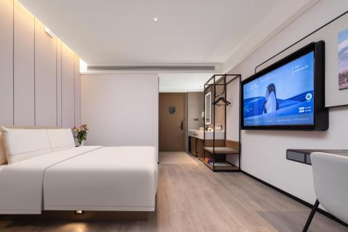 Una televisión o centro de entretenimiento en Atour Hotel Wenling Zeguo Lingyue Plaza